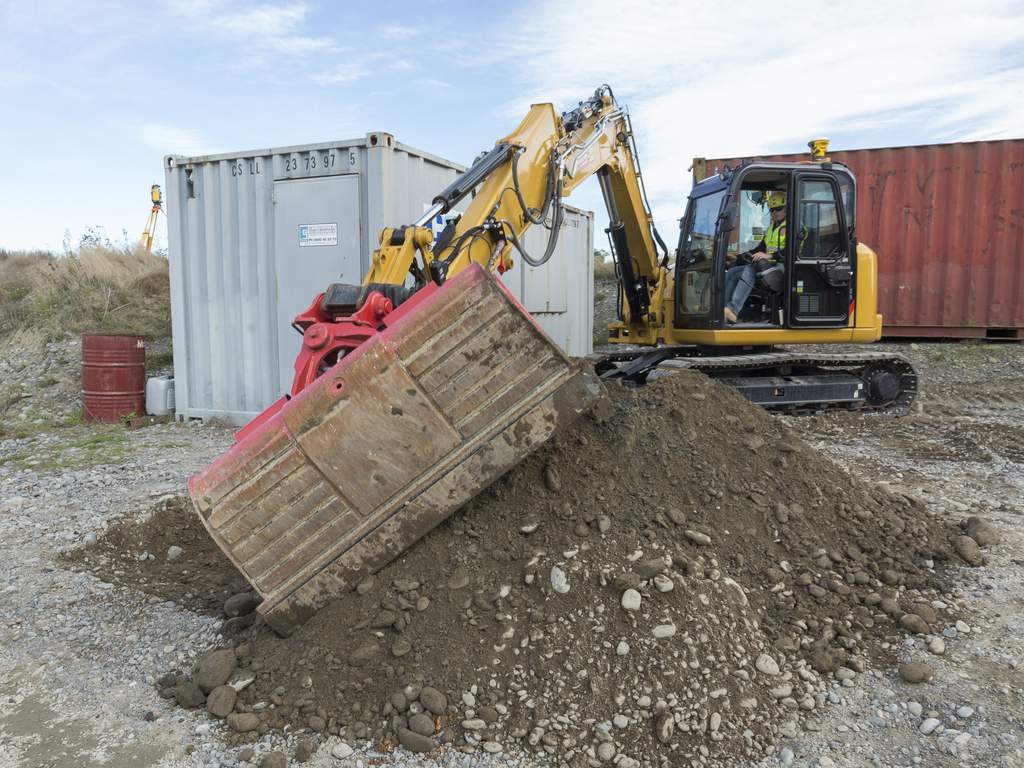 Gravemaskine med justerbar bom og tiltrotator med Trimble 3D GNSS-controller