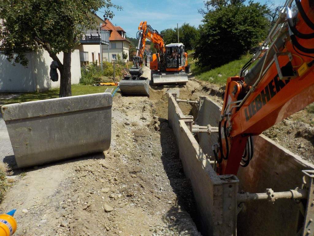 Mobilbagger mit Trimble Earthworks ideal für innerörtliche Tiefbauprojekte